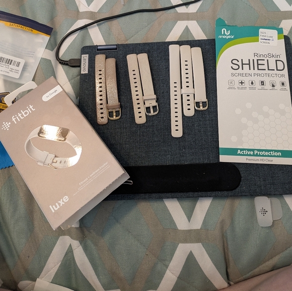 Fitbit Luxe Smartwatch - Black and Gold - Picture 2 of 12